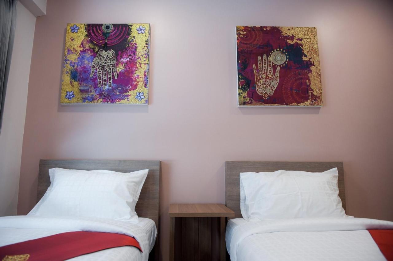 The Moon Night Hotel Банкок Екстериор снимка